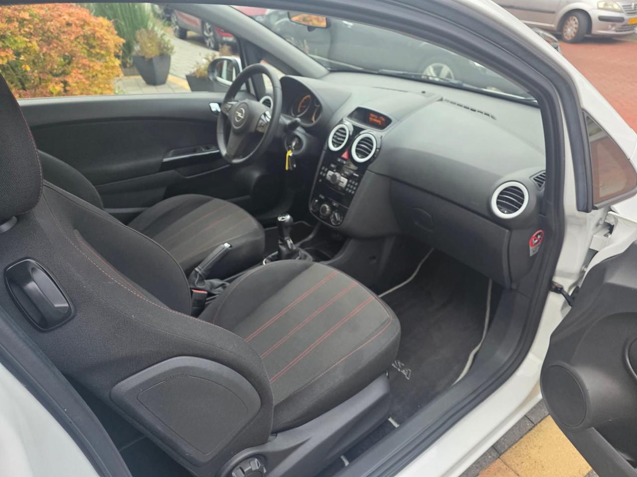 Tekoop zeer mooie Opel Corsa 1.4i 16V  Black and  White