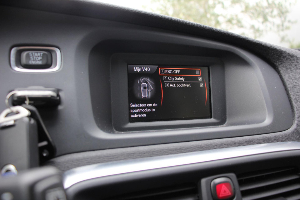 Volvo V40 1.6 t2 you! inc btw - xenon - cruise - pdc - high perf audio - de