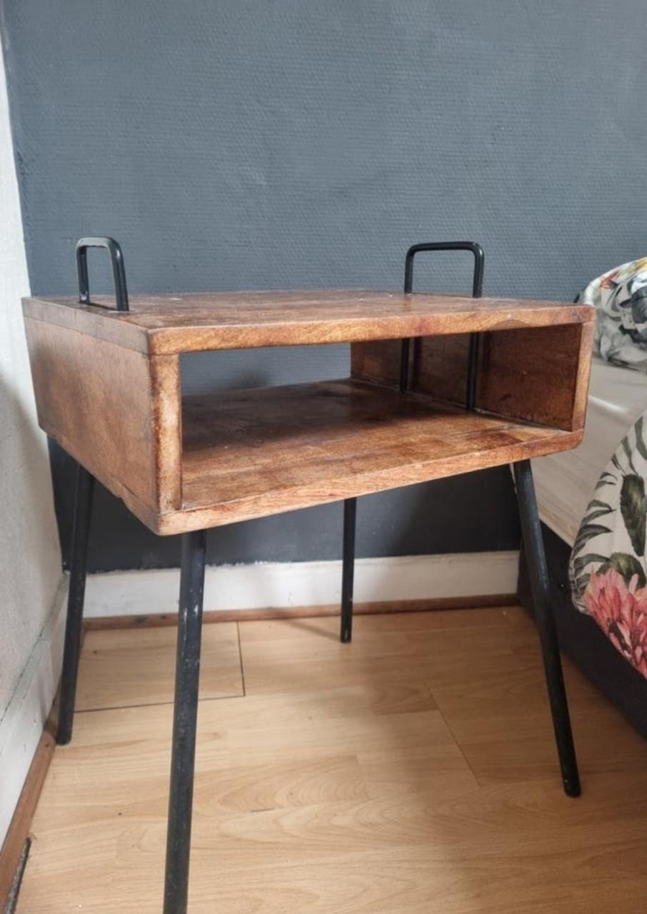 Houten bijzettafel met metalen poten