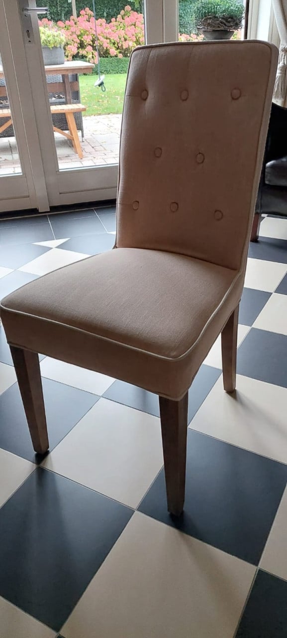 Eetkamertafel met 6 stoelen