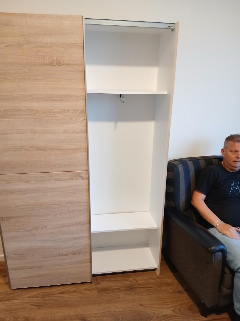 Te koop kledingkast; ruimte besparend