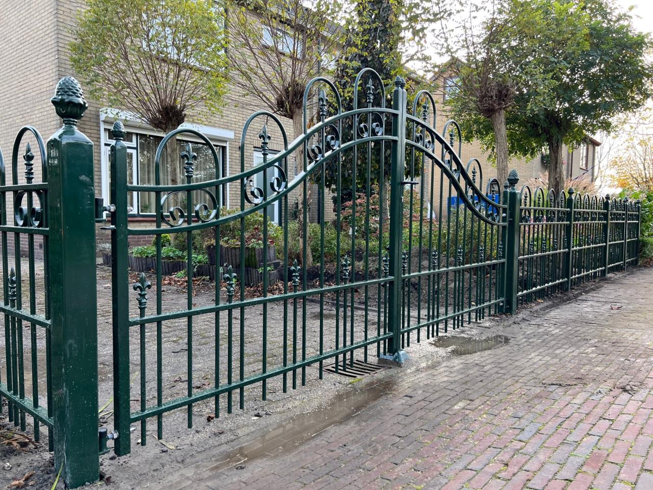 TE KOOP: Inrijpoorten alle soorten en maten zijn mogelijk.