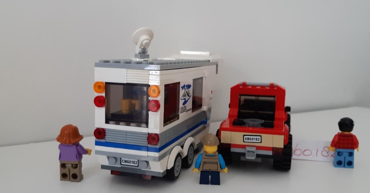 Lego 60182: Pick-uptruck en caravan met 3 figuren