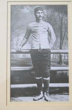 Gekke oude foto van een Voetballer (?)