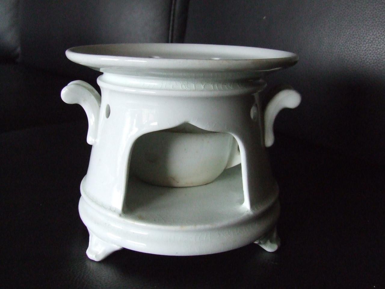 Petrus Regout wit theelicht op pootjes met vetschuitje