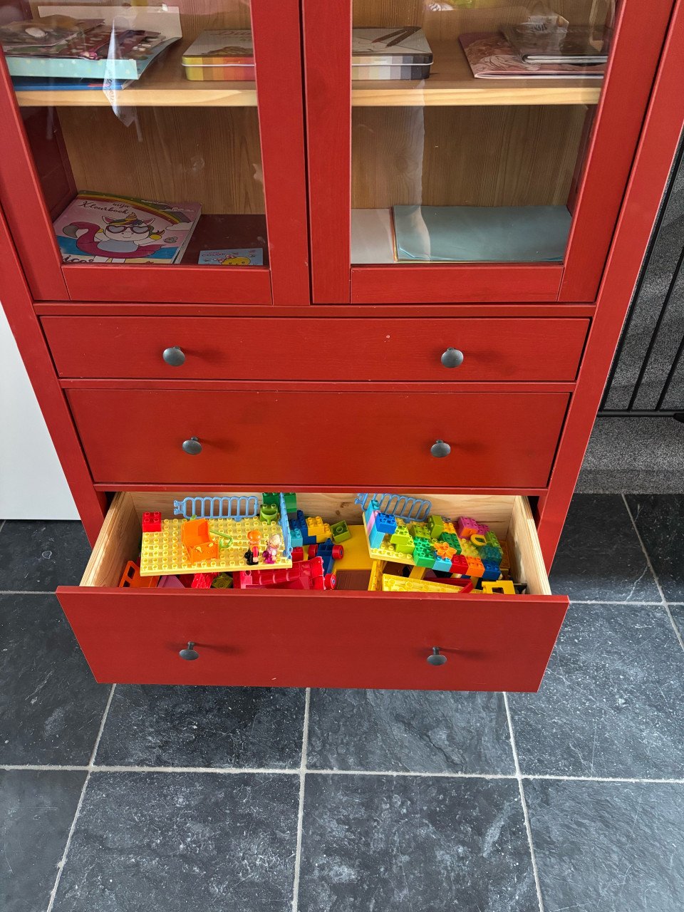 HEMNES Ikea Buffetkast / Vitrinekast / Speelgoedkast rood