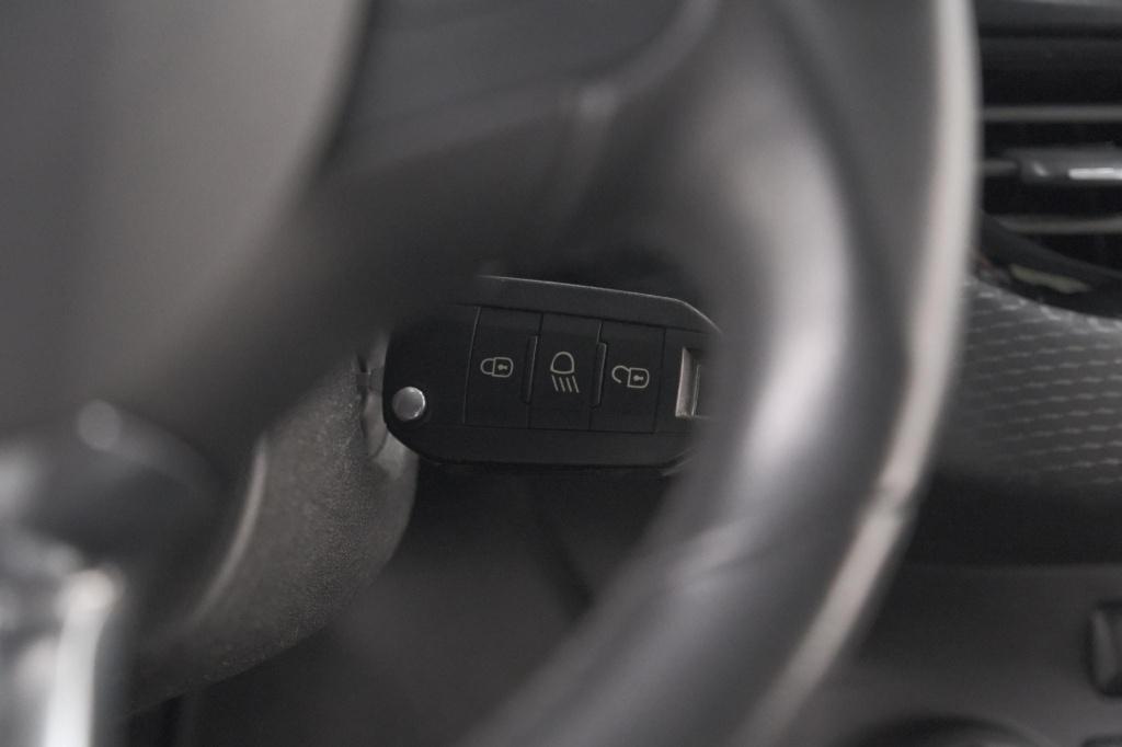 Peugeot 208 puretech 82 signature | parkeersensoren | apple carplay | navig
