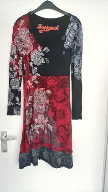 Jurk met lange mouwen van Desigual. Maat 38/40. Zwarte basis met rood