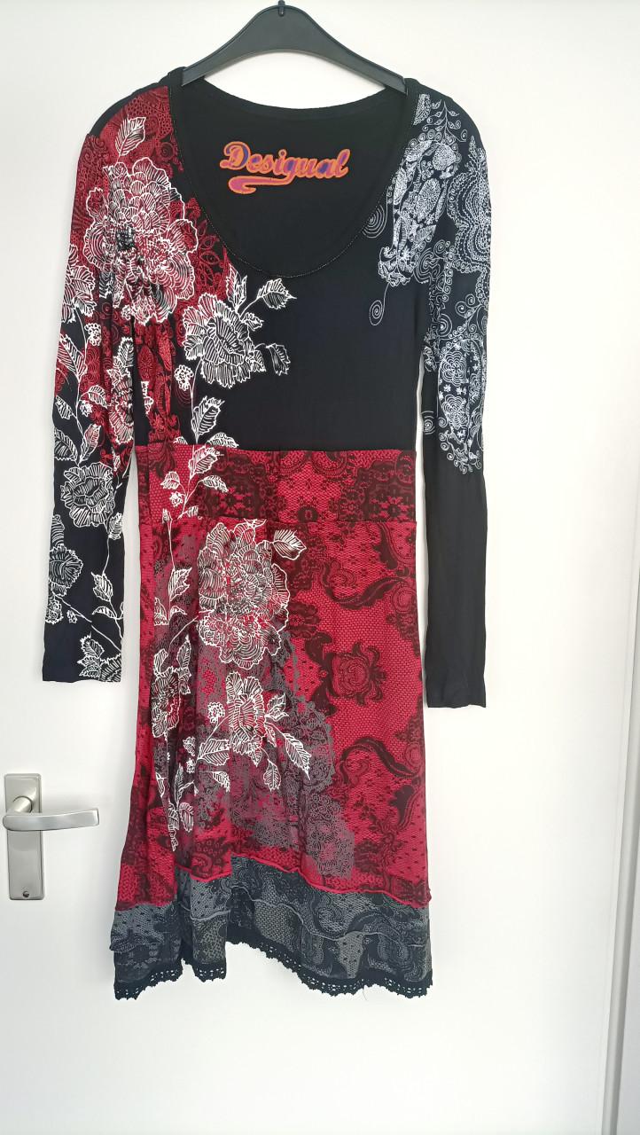 Jurk met lange mouwen van Desigual. Maat 38/40. Zwarte basis met rood