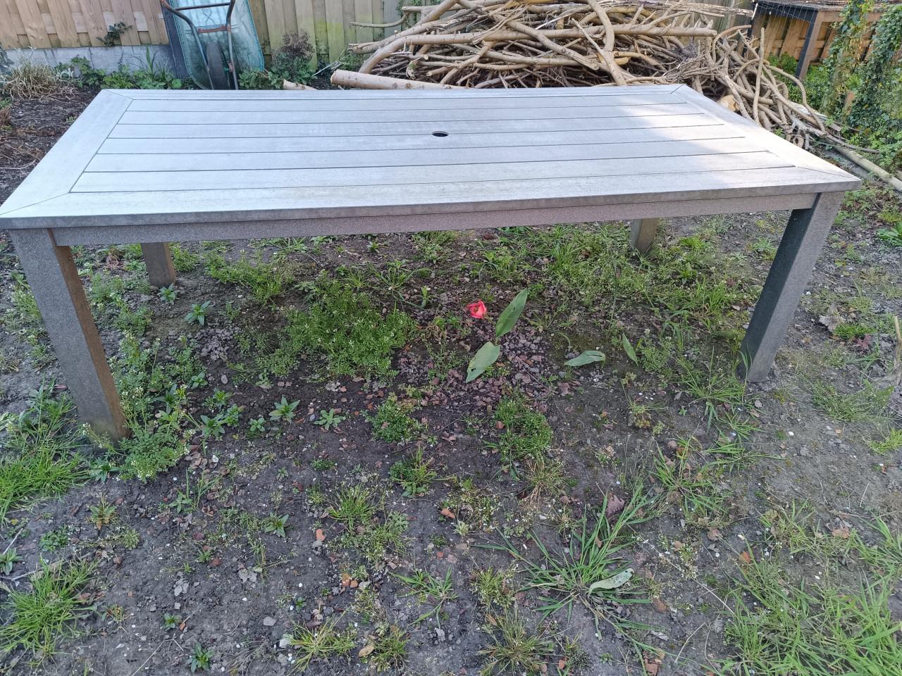 Tuintafel + stoelen