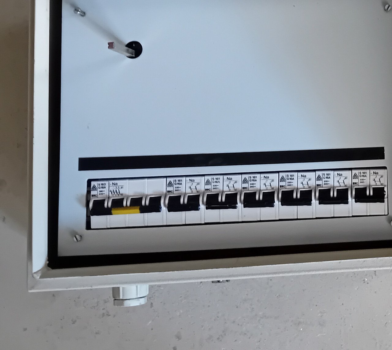 Groepenkast 6 gr. 16 A met krachtgr. 16 A in metalen kast hfdsch. 63 A