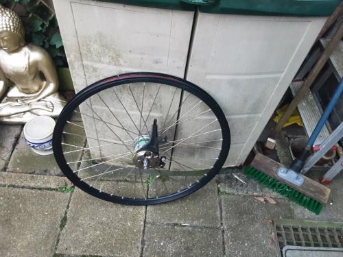 26 x 1,75 inch shimano nexus voorwiel, naafdynamo, rollerbrake rem