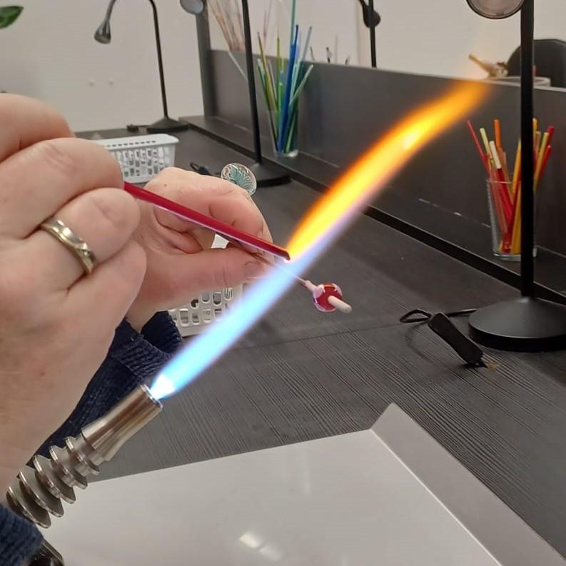 Glaskralen maken achter de brander