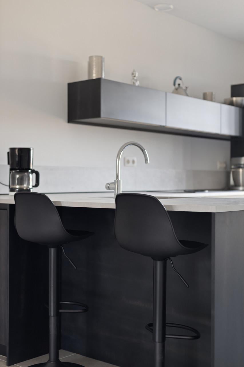 Inboedel ,tv kast,ethanol haard,eettafel,hangkast,poefjes.boekenkasten enz!