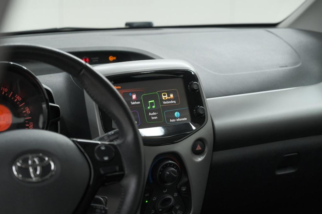 Toyota Aygo 1.0 vvt-i x-play | camera | airconditioning | allseasonbanden