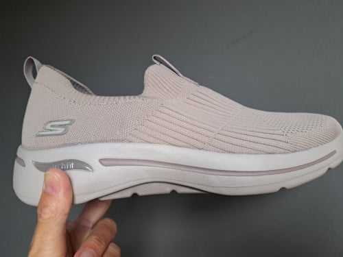 Sketcher schoenen beige.