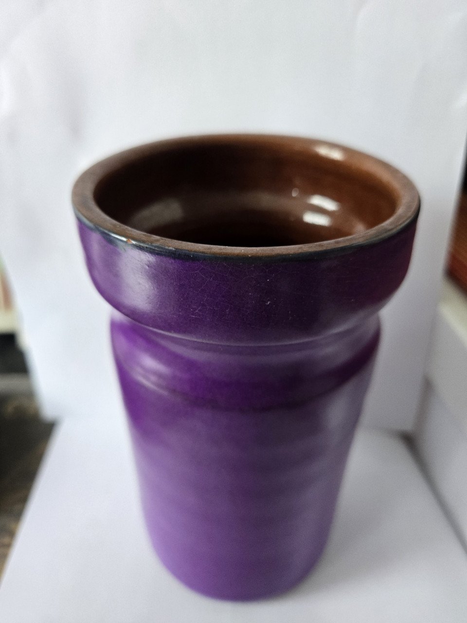 Vintage vaas in de kleur paars. .  Afmetingen: H 16.5cm x Dia 8.5cm