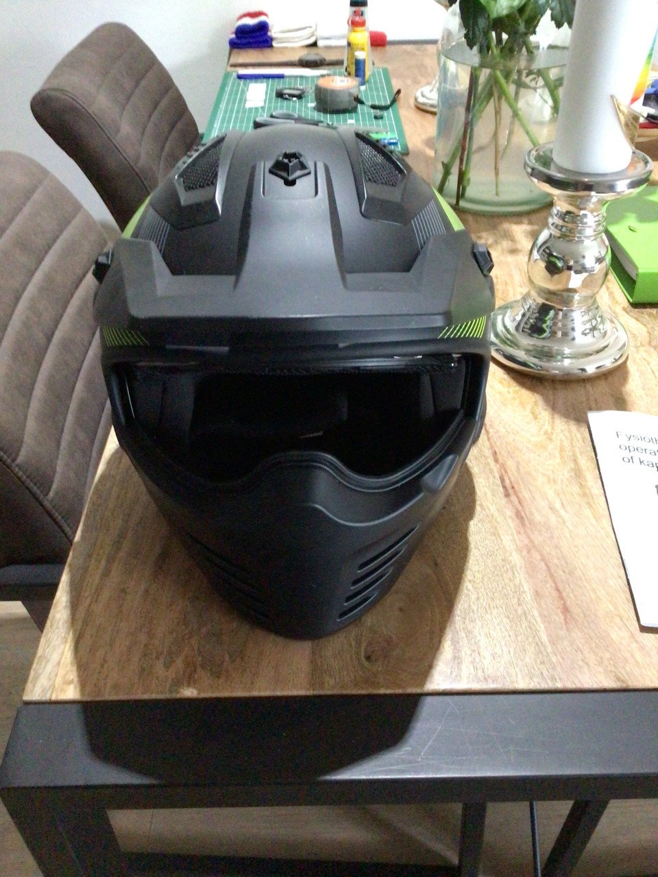 TE KOOP, STREETFIGHTER MAT ZWARTE BROMFIETSHELM MET SPIEGELVIZIER.