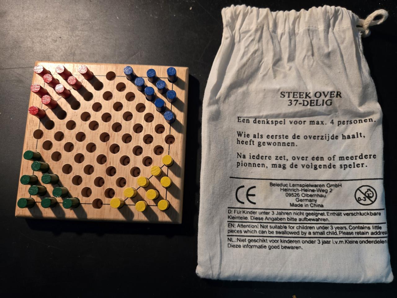 Houten 37-delig Solitaire spel, Halma "Steek Over". '70-'80