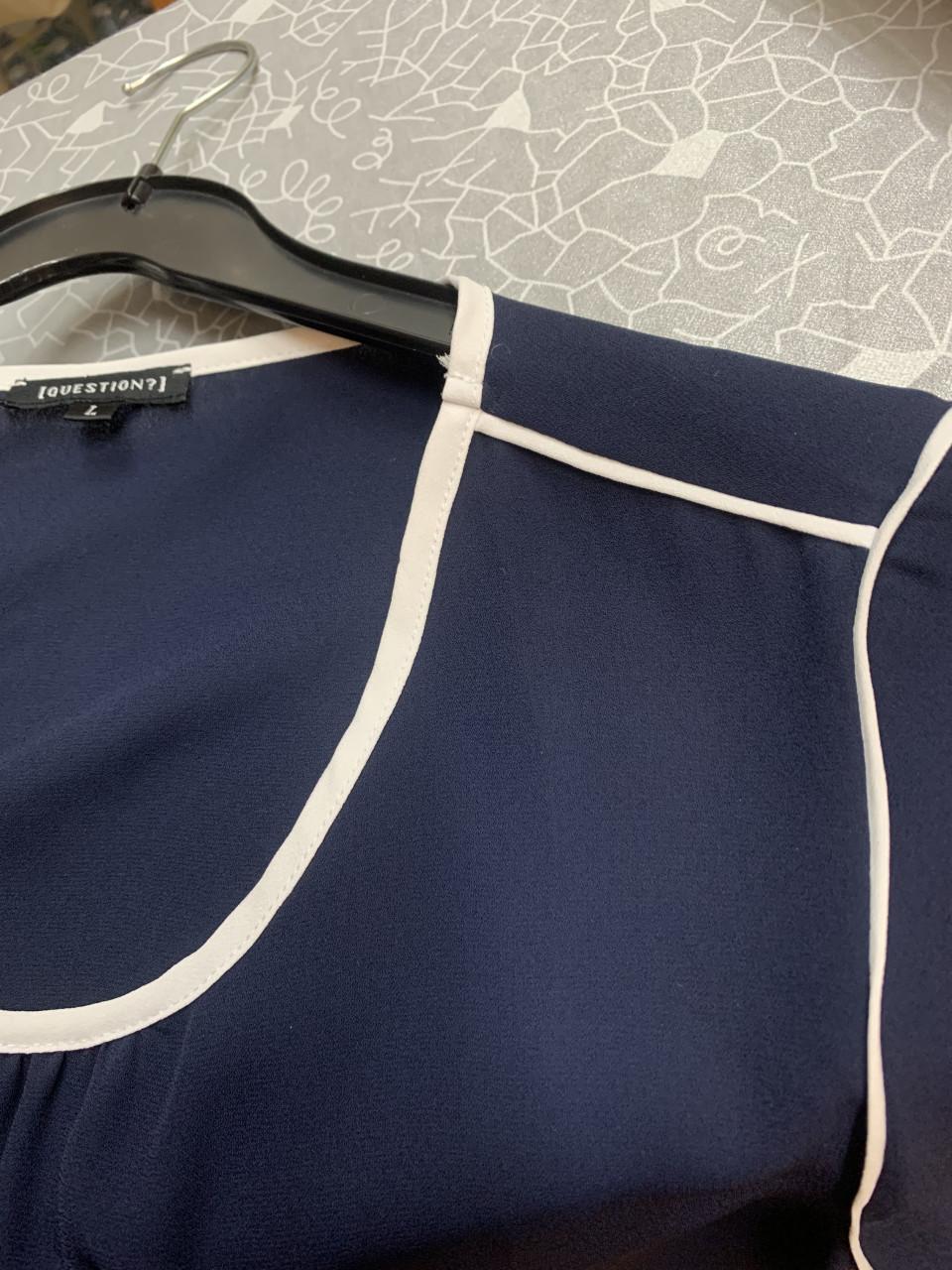 Dames shirt.     Question. Marineblauw met Wit.
