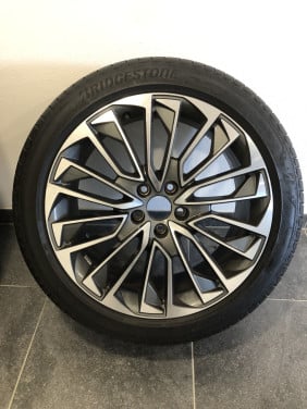 4 originele 19 inch Audi S-line velgen + Bridgestone zomerbanden