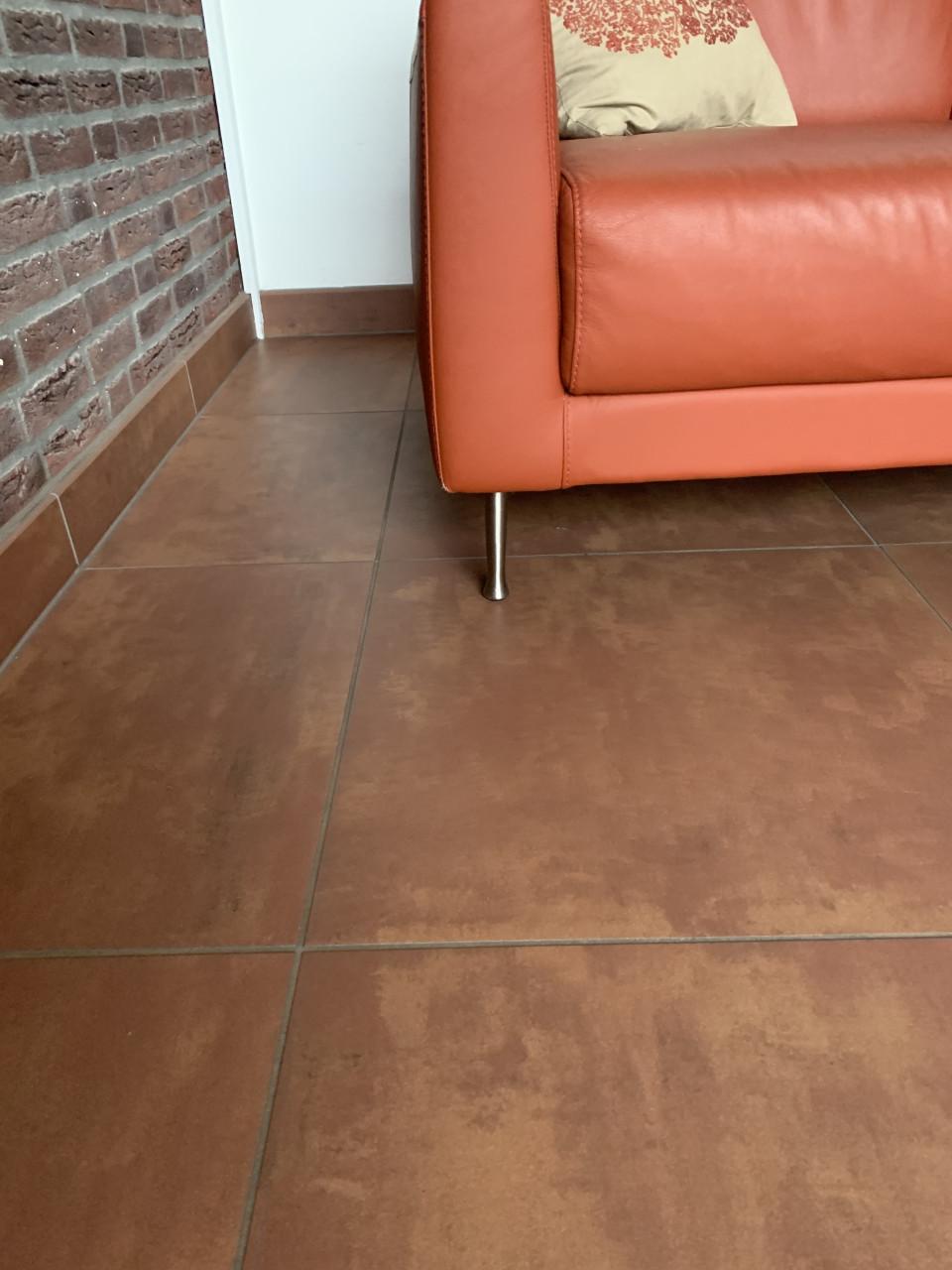 Kleine oranje leren bank