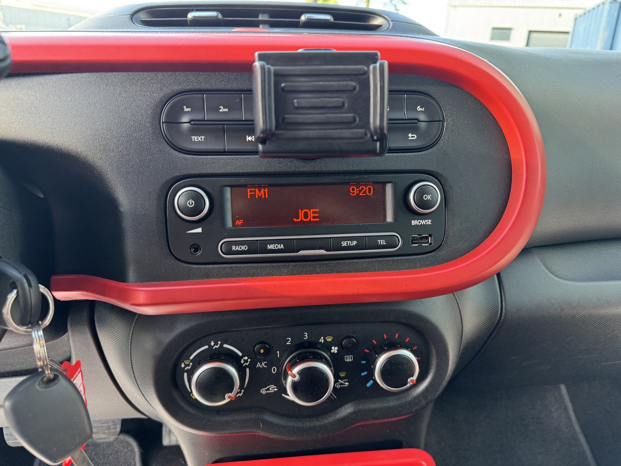 Zeer Leuke Renault Twingo klaar om mee weg te rijden!