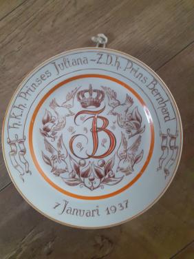 Wandbord 1937  Huwelijk Juliana en Bernhard.