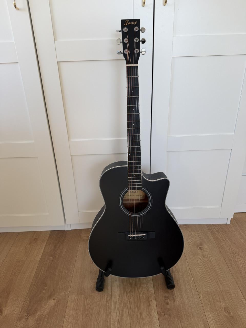 Fazley Akoestische gitaar inclusief standaard