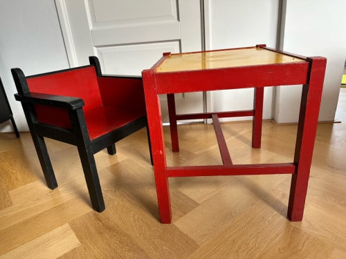 Kinderstoel en tafel