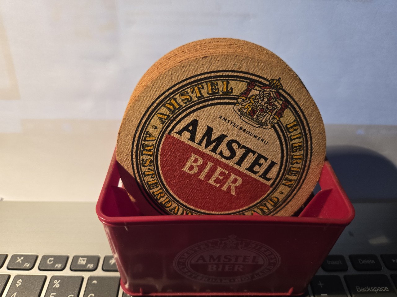 Amstel bierviltjeshouder krat met 11 bierviltjes