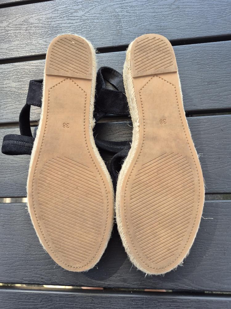 Zwarte sandalen met sleehak
