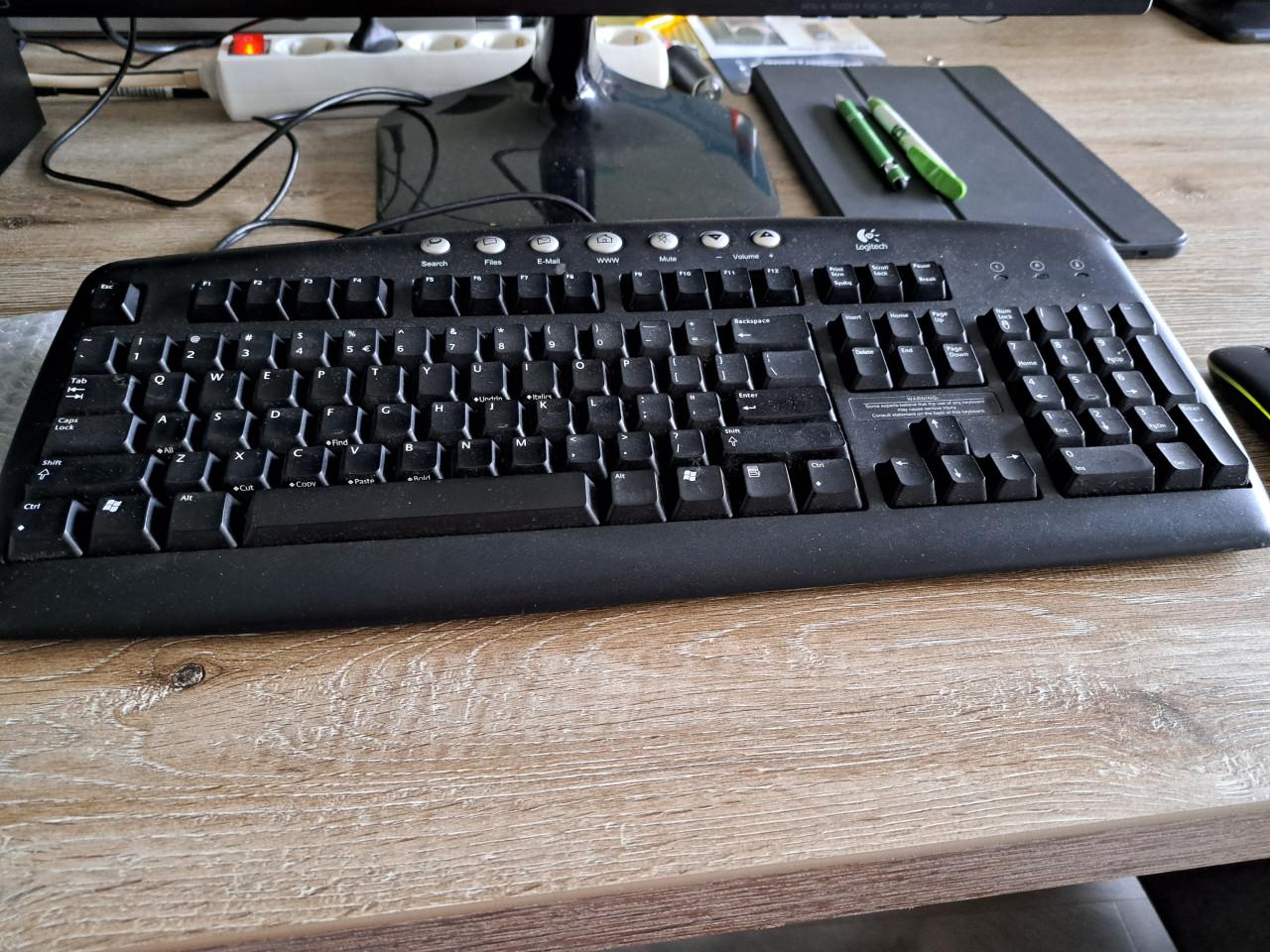 PC i5-2500 met toetsenbord en draadloze oplaadbare usb/bluetooth muis.