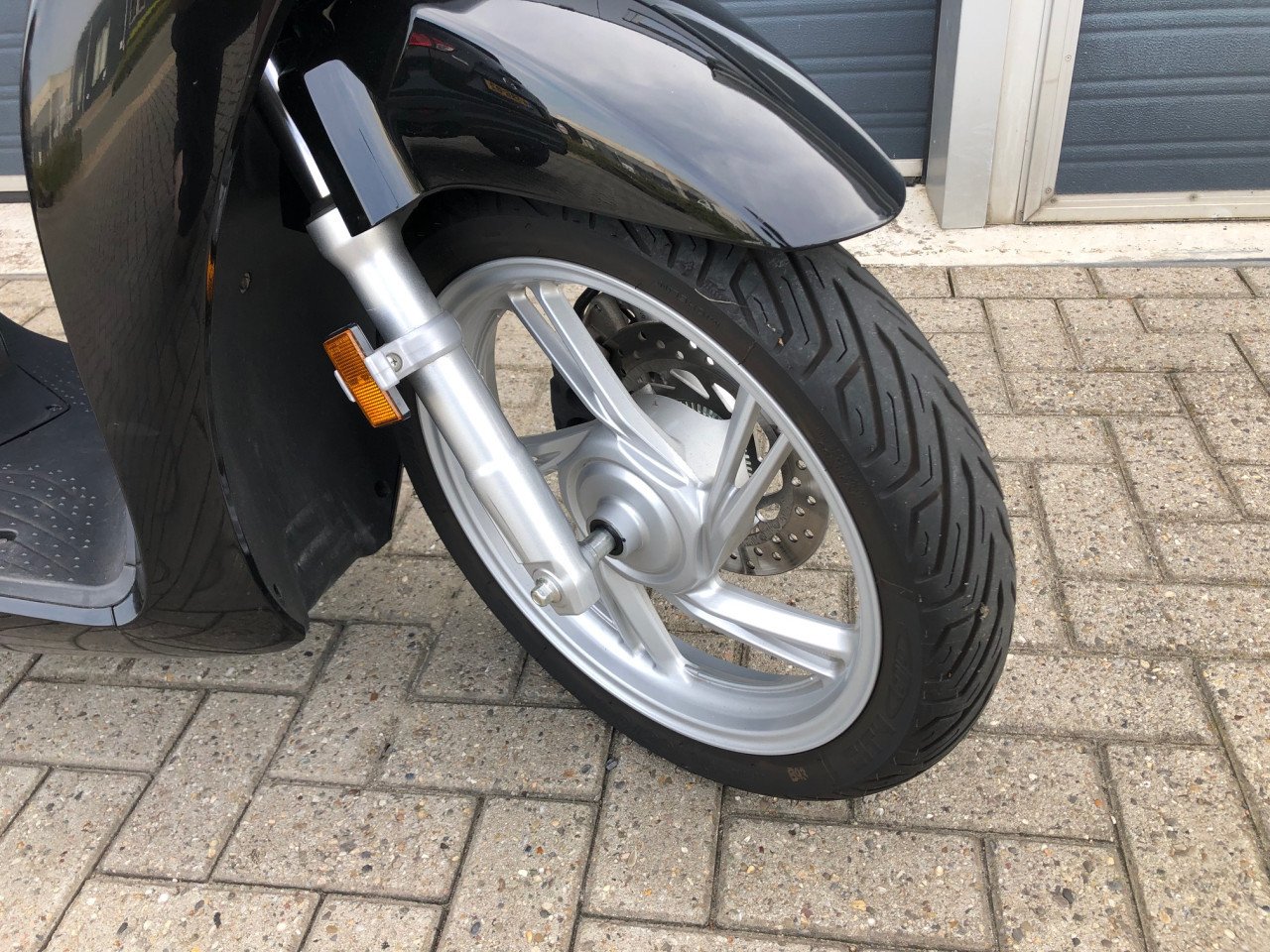 Als nieuwe Honda SH150i ABS uit 2020, nog geen 1600 km!!, topkoffer €3700,-