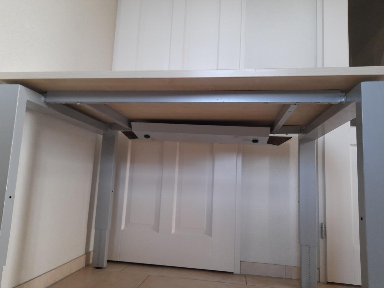 Zeer stevig bureau 120 x 80 (verstelbaar in hoogte) in goede staat!