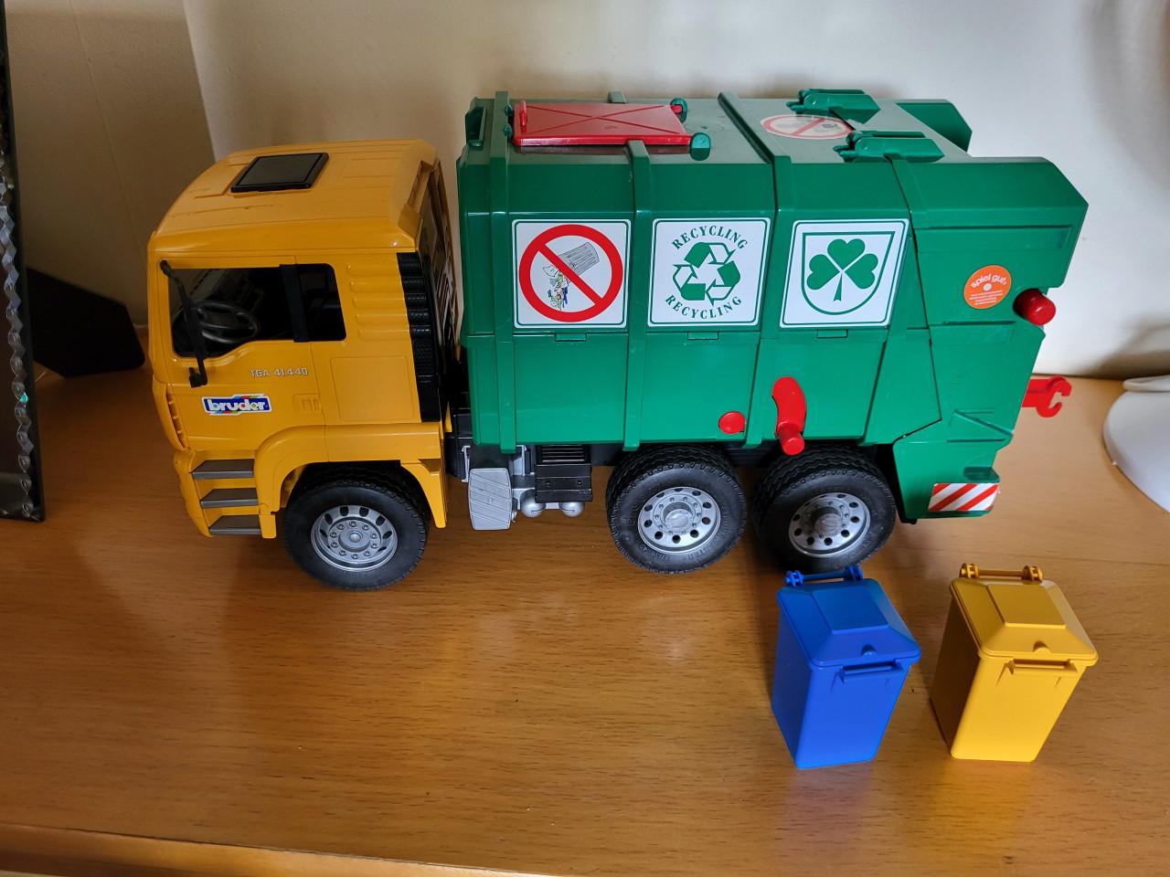 Hele mooie bruder vuilniswagen