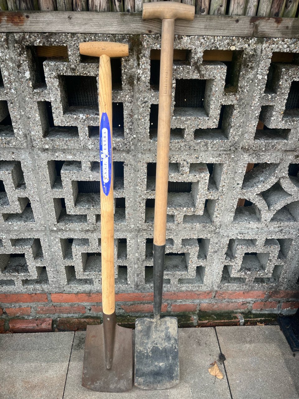 2 goede stevige spades
