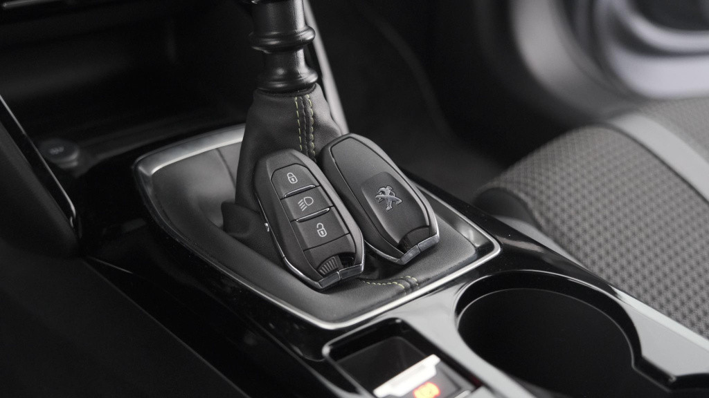 Peugeot 2008 puretech 130 gt | camera | dodehoekdetectie | navigatie | park