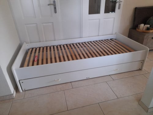 1 persoons bed met lade (in goede staat ) 90 x 200