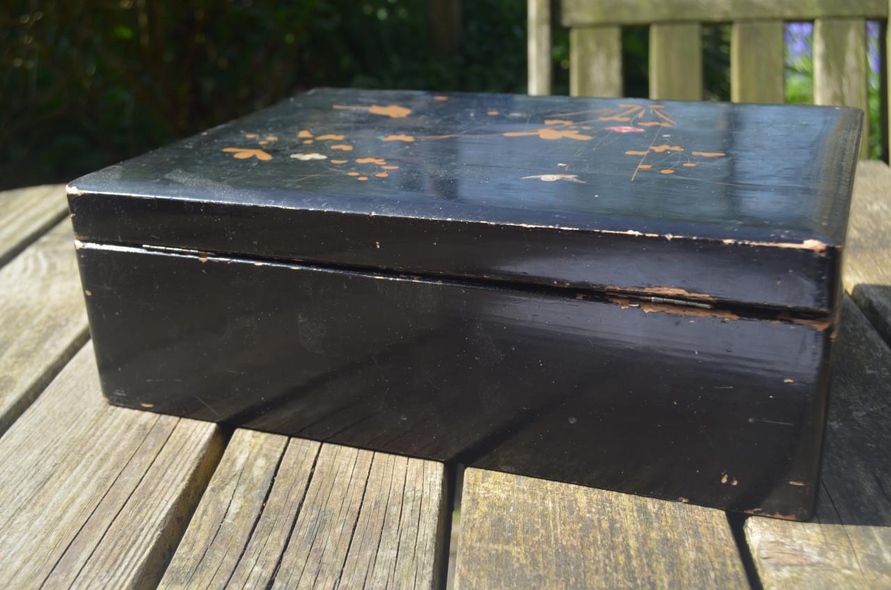 Grote laque doos met gebreken, mogelijk Chinees.