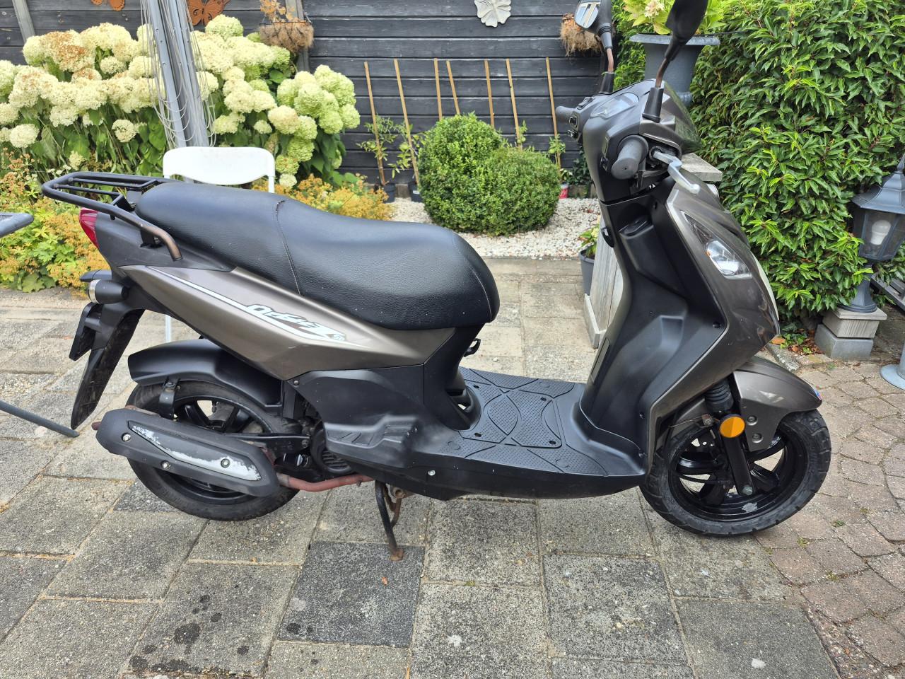 Een 4 takt Snorscooter Orbit 2