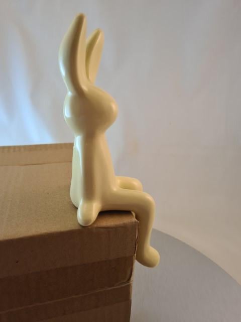 Beeldje Haas zittend keramiek