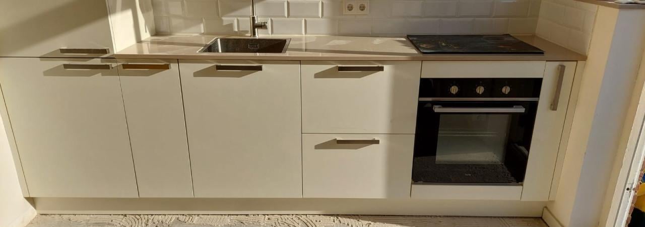 Moderne witte keuken 2,95 m met natuurstenen blad (2023)