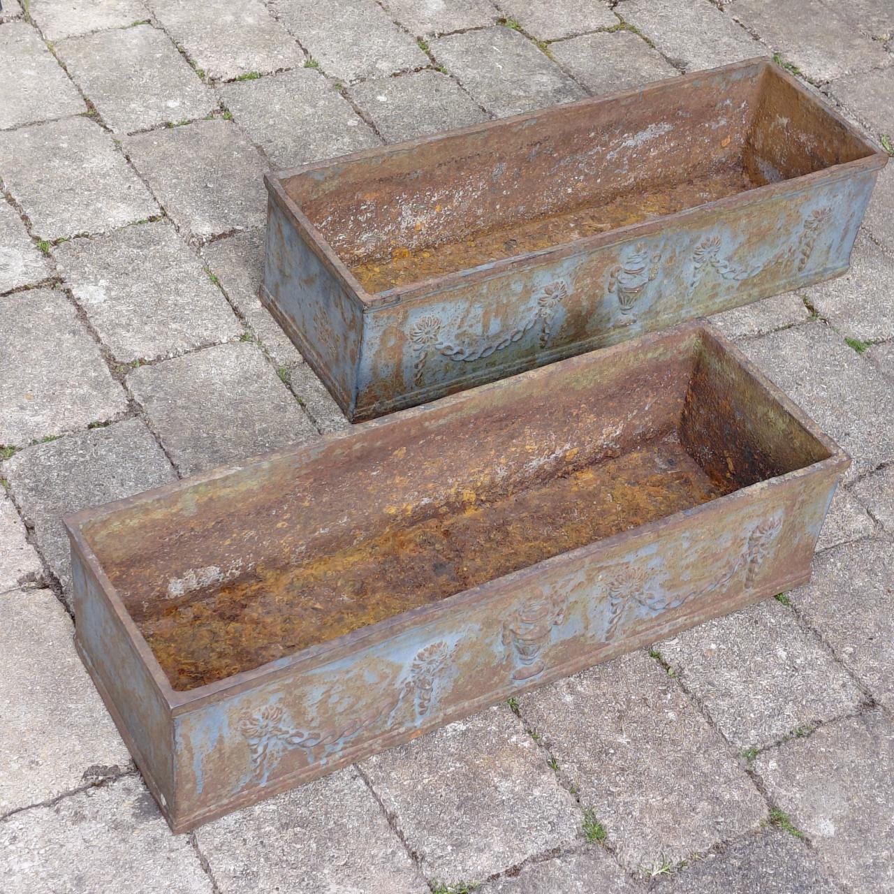 Gietijzeren brocante bloembakken (2 stuks)