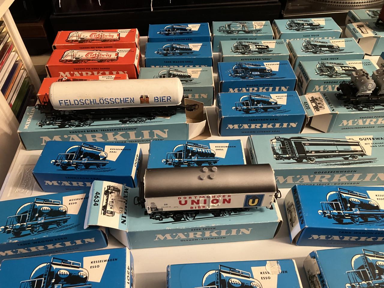 Märklin 60x ongeveer wagons koelwagens bierwagens passagierswagons etc