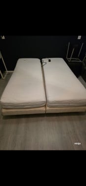 Gratis af te halen electrische boxspring met 2 schone matrassen