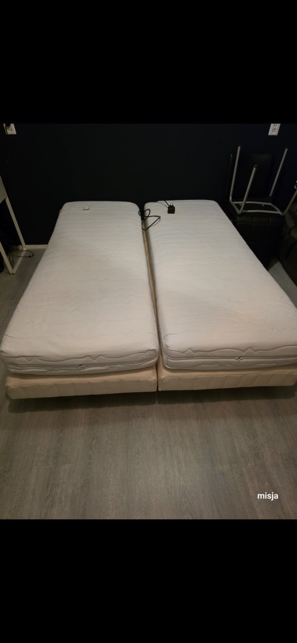 Gratis af te halen electrische boxspring met 2 schone matrassen