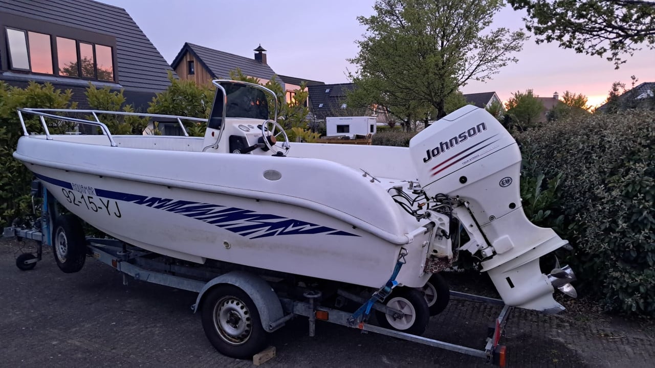 Consoleboot met 60 pk buitenboordmotor en trailer