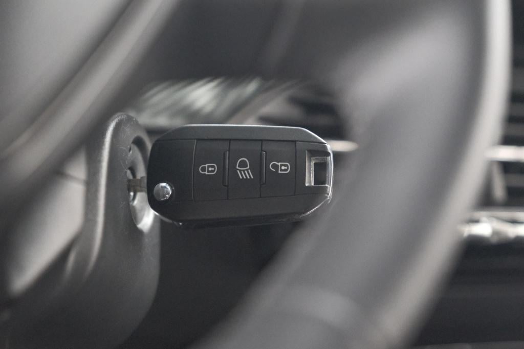 Peugeot 2008 puretech 130 active pack | trekhaak | camera | navigatie | par