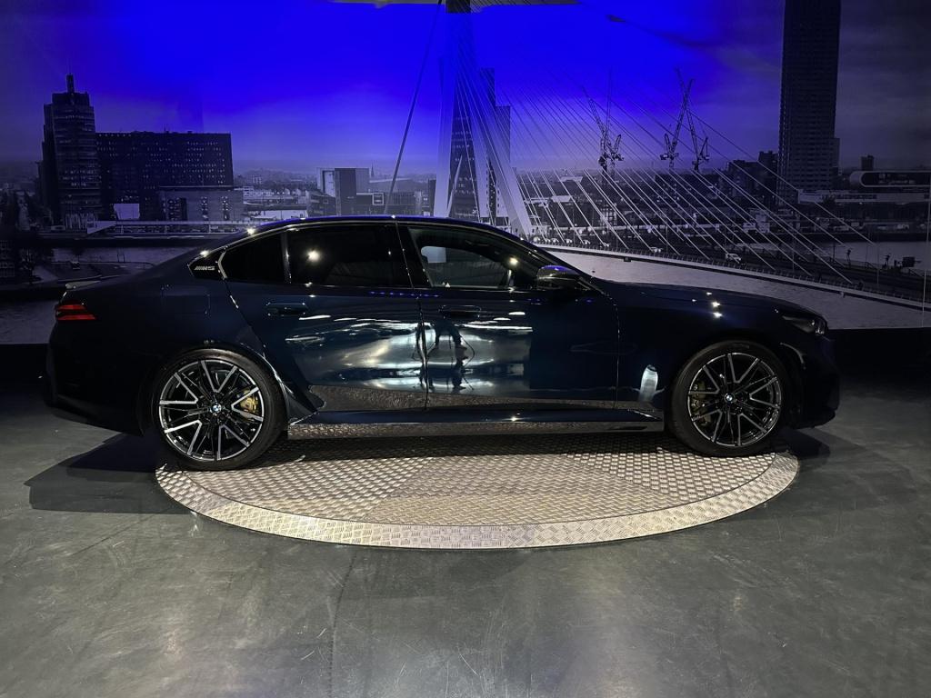 BMW M5 5-serie *limousine v8 m hybrid*carbon extr*b&w*alcantarahemel*nl-aut